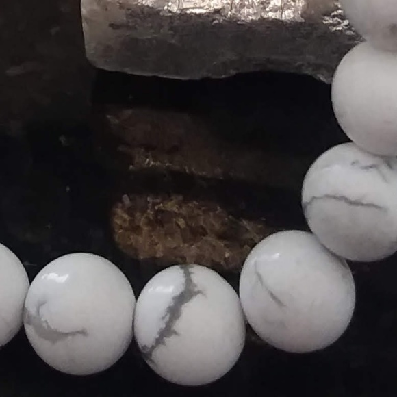 White Howlite Buddah Bead Stretch Bracelet - Picture 4 of 7